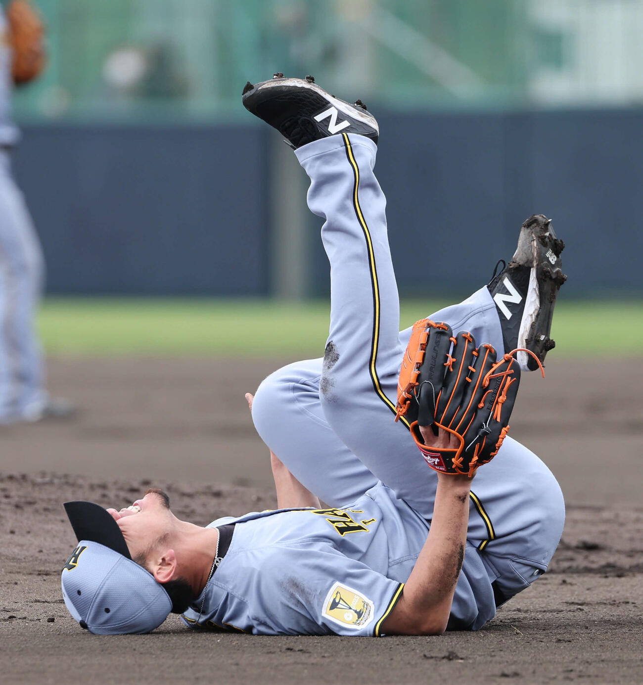 阪神紅白戦　1回裏白組2死一塁、佐藤輝明の打球が当たり倒れ込む伊藤将司（撮影・西尾就之）