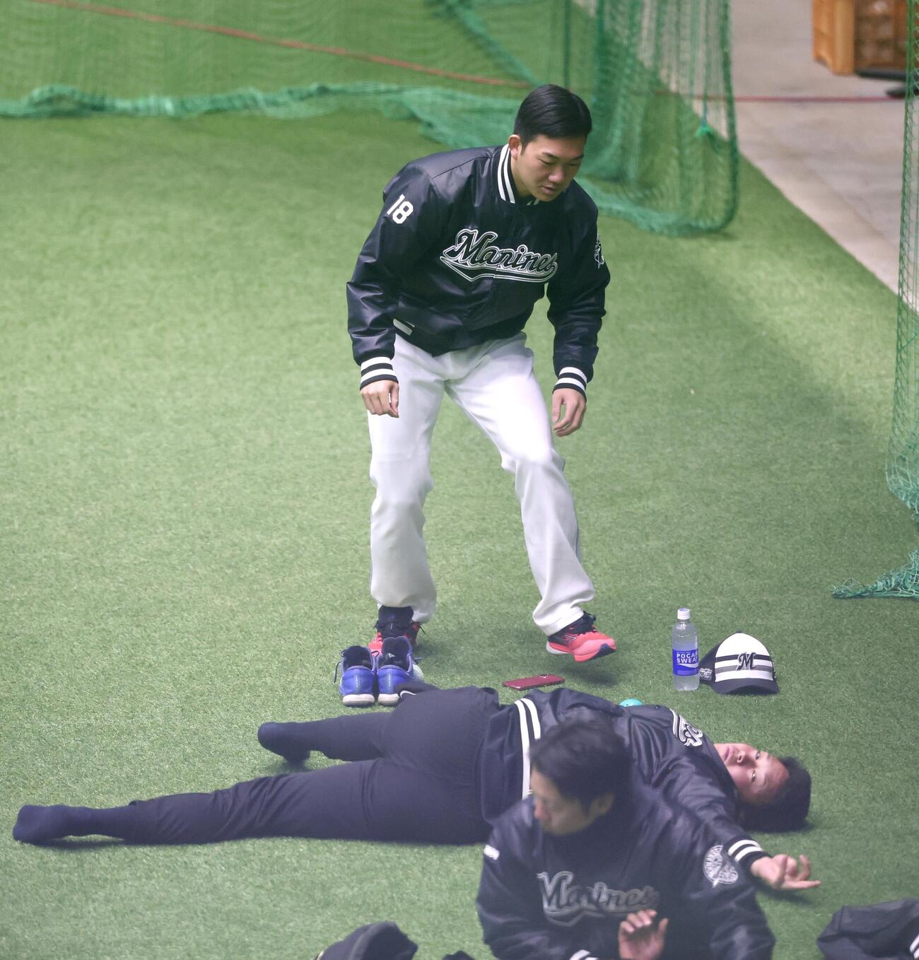 ロッテ冨士（下）とじゃれ合う石垣元（撮影・宮地輝）