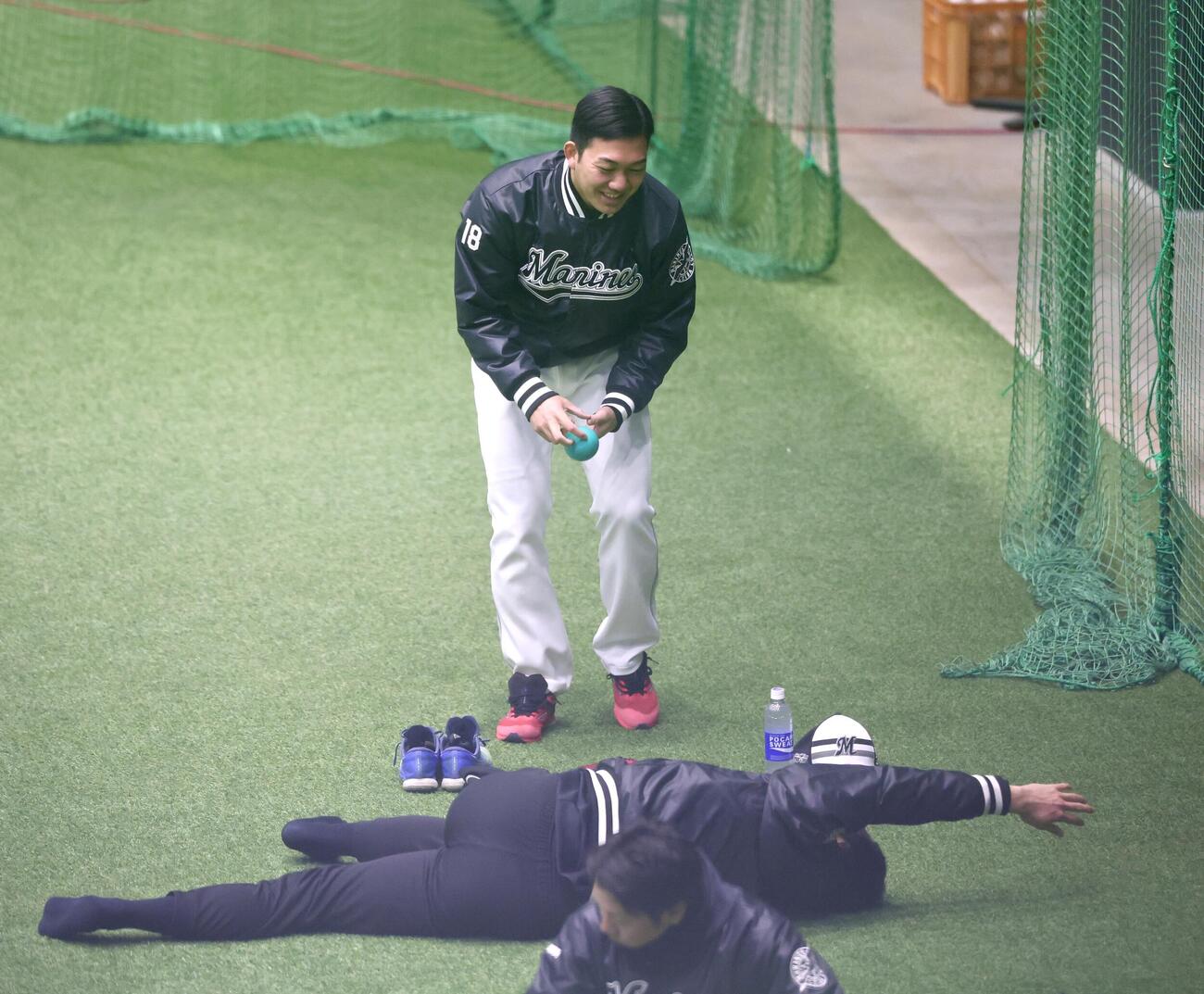 ロッテ冨士（下）とじゃれ合う石垣元（撮影・宮地輝）