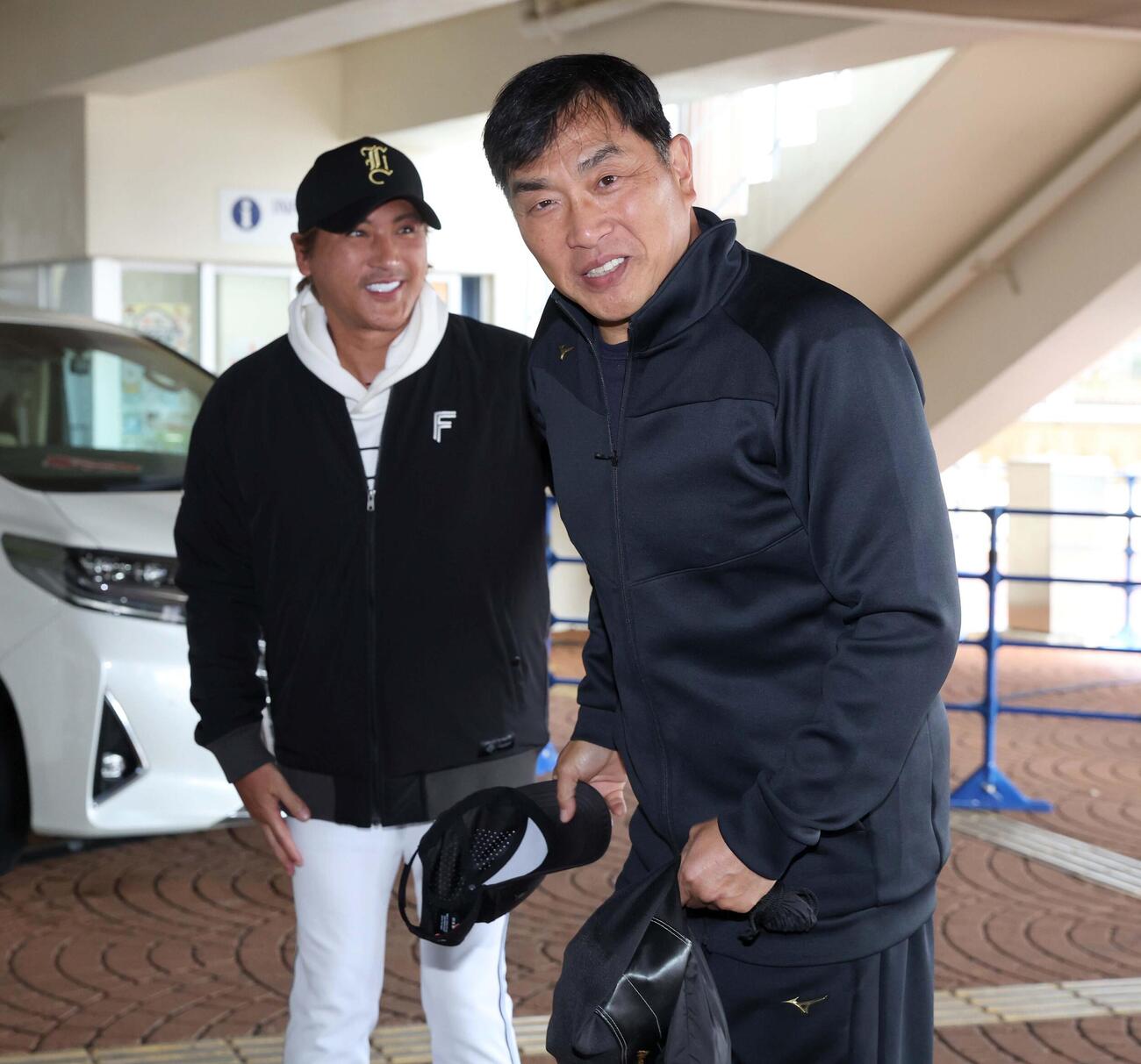 臨時投手コーチの山本氏を出迎える新庄監督（撮影・黒川智章）