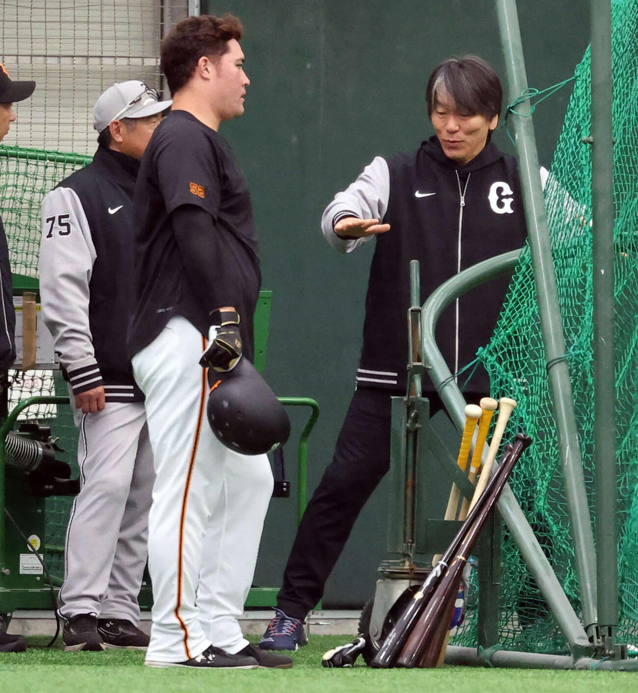 巨人松井臨時コーチ（右）は石井2軍監督と打撃談義する。手前はリチャード（撮影・浅見桂子）