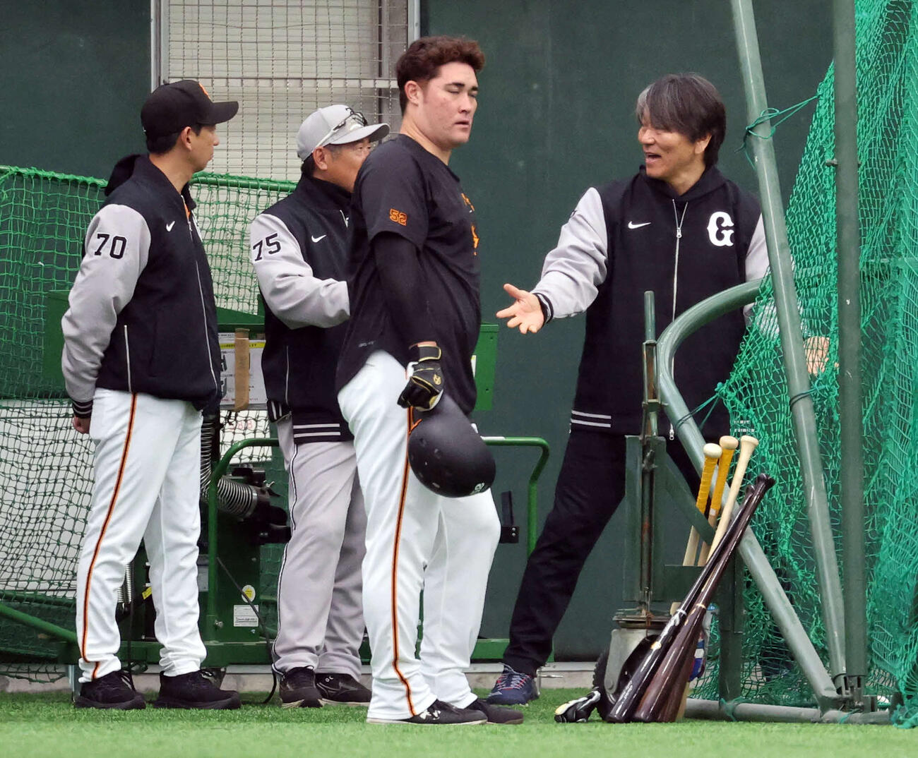 巨人松井臨時コーチ（右）は石井2軍監督と打撃談義する。手前はリチャード（撮影・浅見桂子）