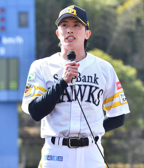 WBC壮行会でファンにあいさつするソフトバンク周東（撮影・岩下翔太）
