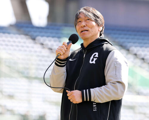 巨人の紅白戦の前、スタンドのファンにあいさつする松井臨時コーチ（撮影・浅見桂子）