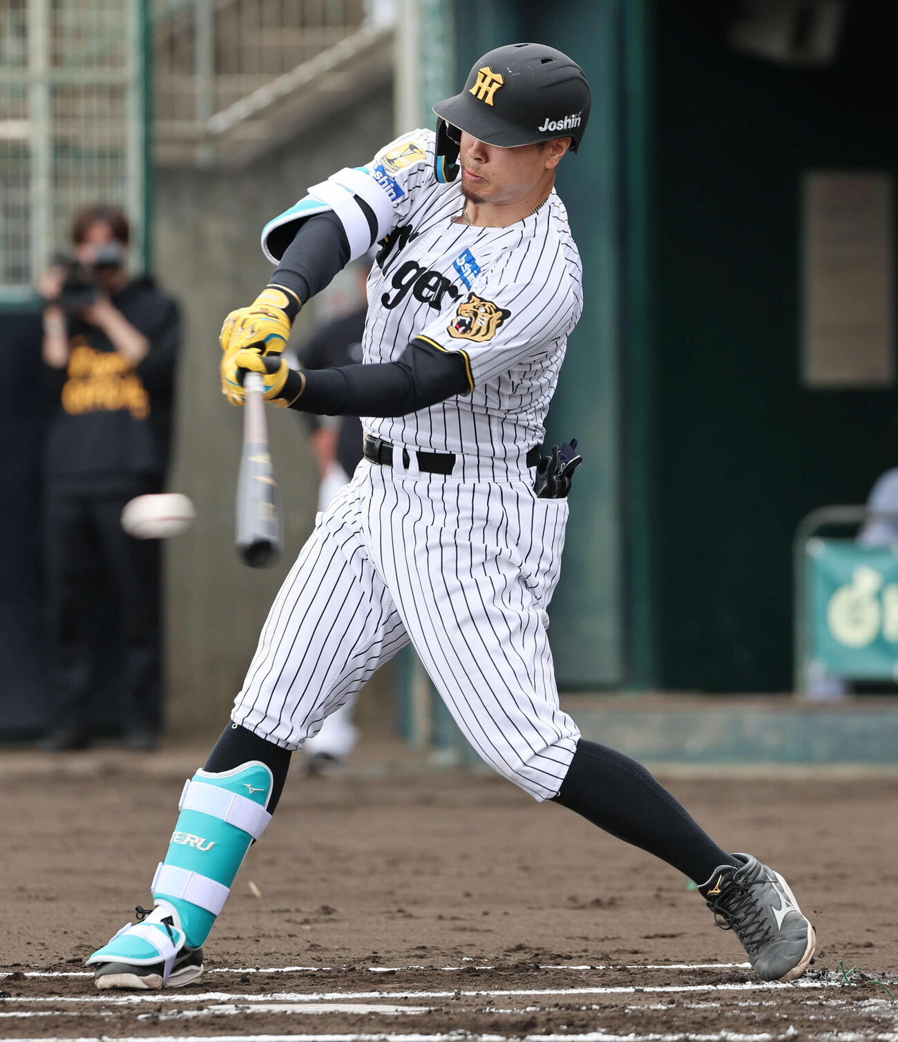 阪神紅白戦　1回裏白組2死一塁、佐藤は投手強襲安打を放つ（撮影・西尾就之）