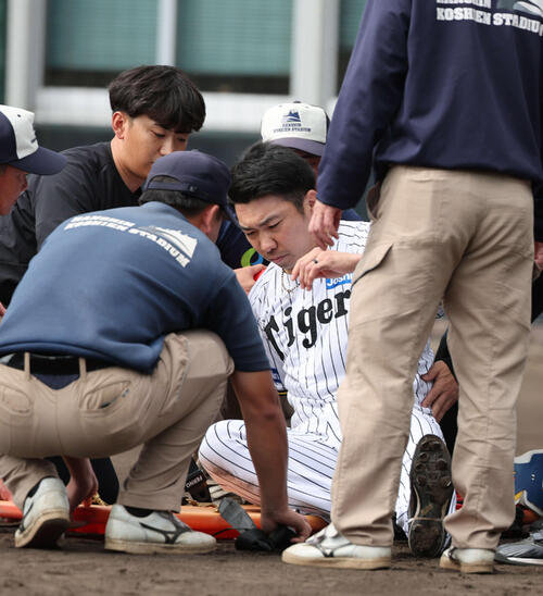 阪神紅白戦　3回裏紅組1死一、二塁、前川に右前打を許し、本塁後方のカバーに走った石井は担架に乗って退場（撮影・西尾就之）