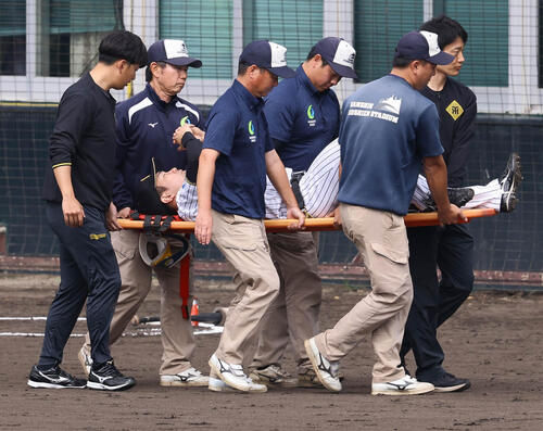紅組対白組で負傷した石井は担架で運ばれる（撮影・上田博志）