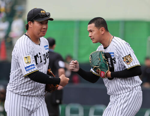 阪神紅白戦　白組先発の能登は1回を抑え、大山とグータッチしてベンチに戻る（撮影・西尾就之）