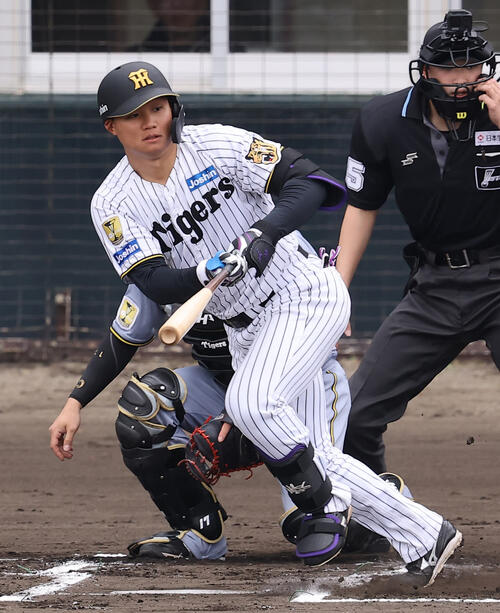 紅組対白組　1回裏白組2死、森下は安打を放つ（撮影・上田博志）