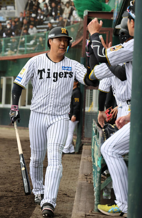 阪神紅白戦　2回裏白組1死、大山は本塁打を放ち、ベンチ前で祝福を受ける（撮影・西尾就之）