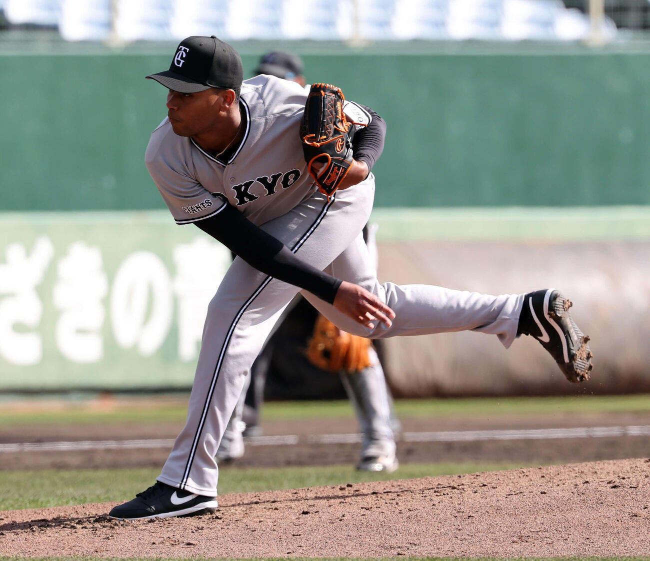 巨人紅白戦　4回裏白組の攻撃で登板したルシアーノ（撮影・浅見桂子）