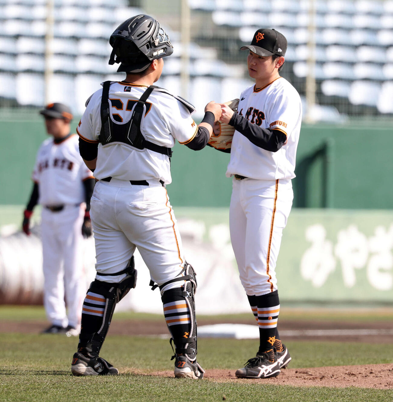 巨人紅白戦　6回表紅組の攻撃で登板した竹丸（右）は山瀬とグータッチで気合を入れる（撮影・浅見桂子）