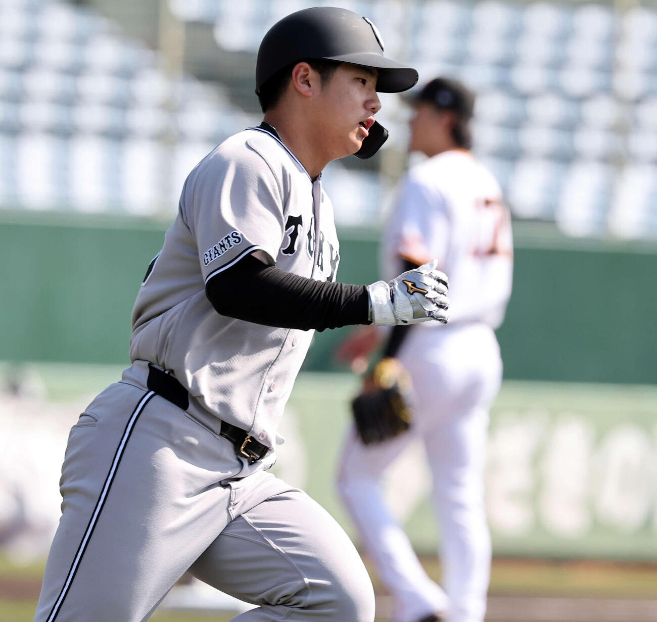 巨人紅白戦　2回表紅組無死、石塚は左前打を放つ（撮影・浅見桂子）