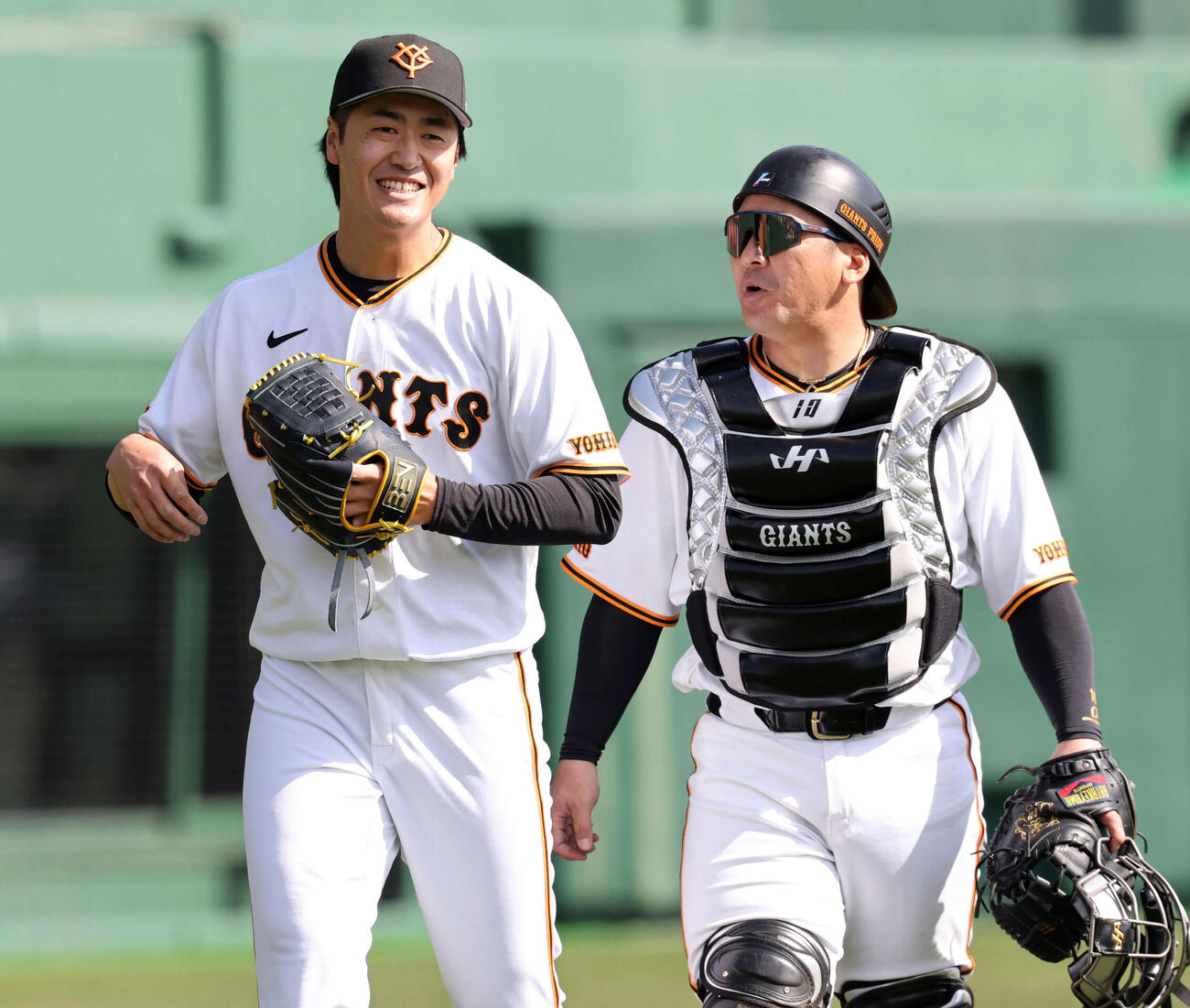 巨人紅白戦　2回表紅組の攻撃を抑え甲斐（右）と笑顔でベンチに戻る西舘（撮影・浅見桂子）