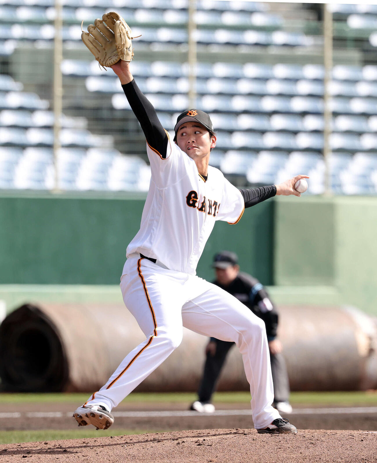 巨人紅白戦　3回表紅組の攻撃で登板した横川（撮影・浅見桂子）