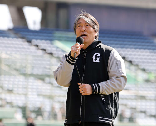 巨人の紅白戦の前、スタンドのファンにあいさつする松井臨時コーチ(撮影・浅見桂子)
