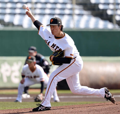 巨人紅白戦 力投する白組先発の西舘(撮影・浅見桂子)