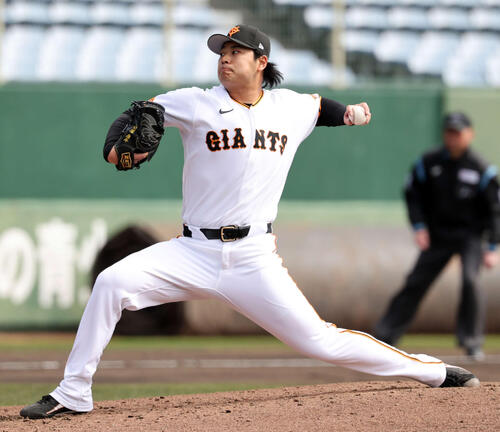 巨人紅白戦 5回表紅組の攻撃で登板した松浦(撮影・浅見桂子)