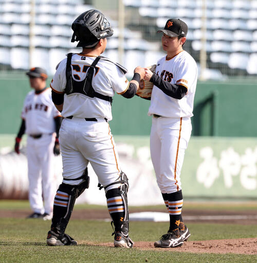 巨人紅白戦 6回表紅組の攻撃で登板した竹丸(右)は山瀬とグータッチで気合を入れる(撮影・浅見桂子)