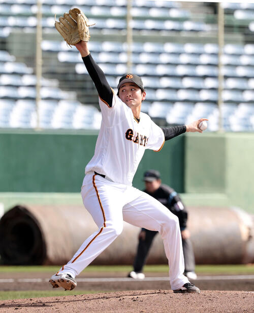 巨人紅白戦 3回表紅組の攻撃で登板した横川(撮影・浅見桂子)