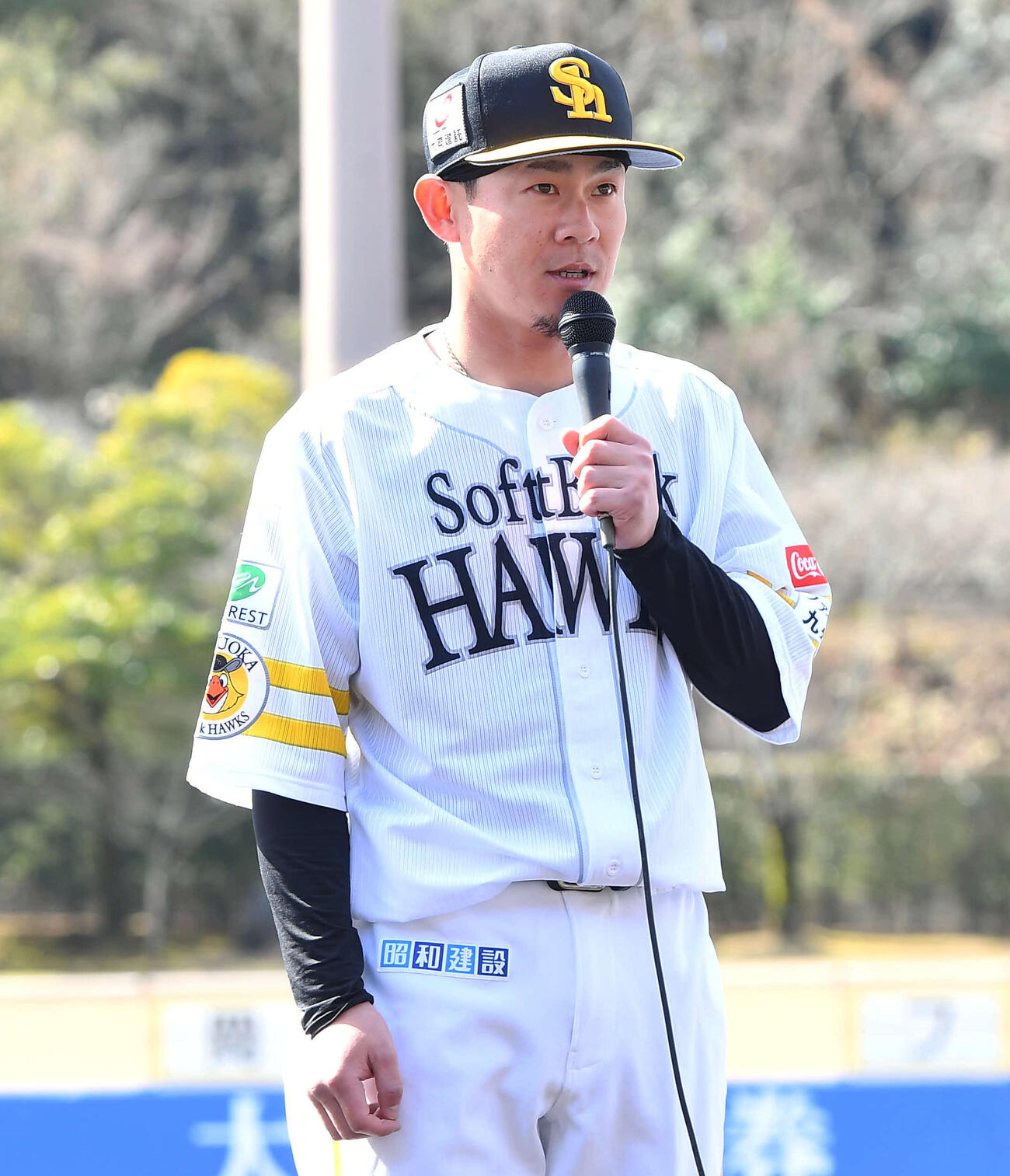 WBC壮行会でファンにあいさつするソフトバンク牧原大（撮影・岩下翔太）