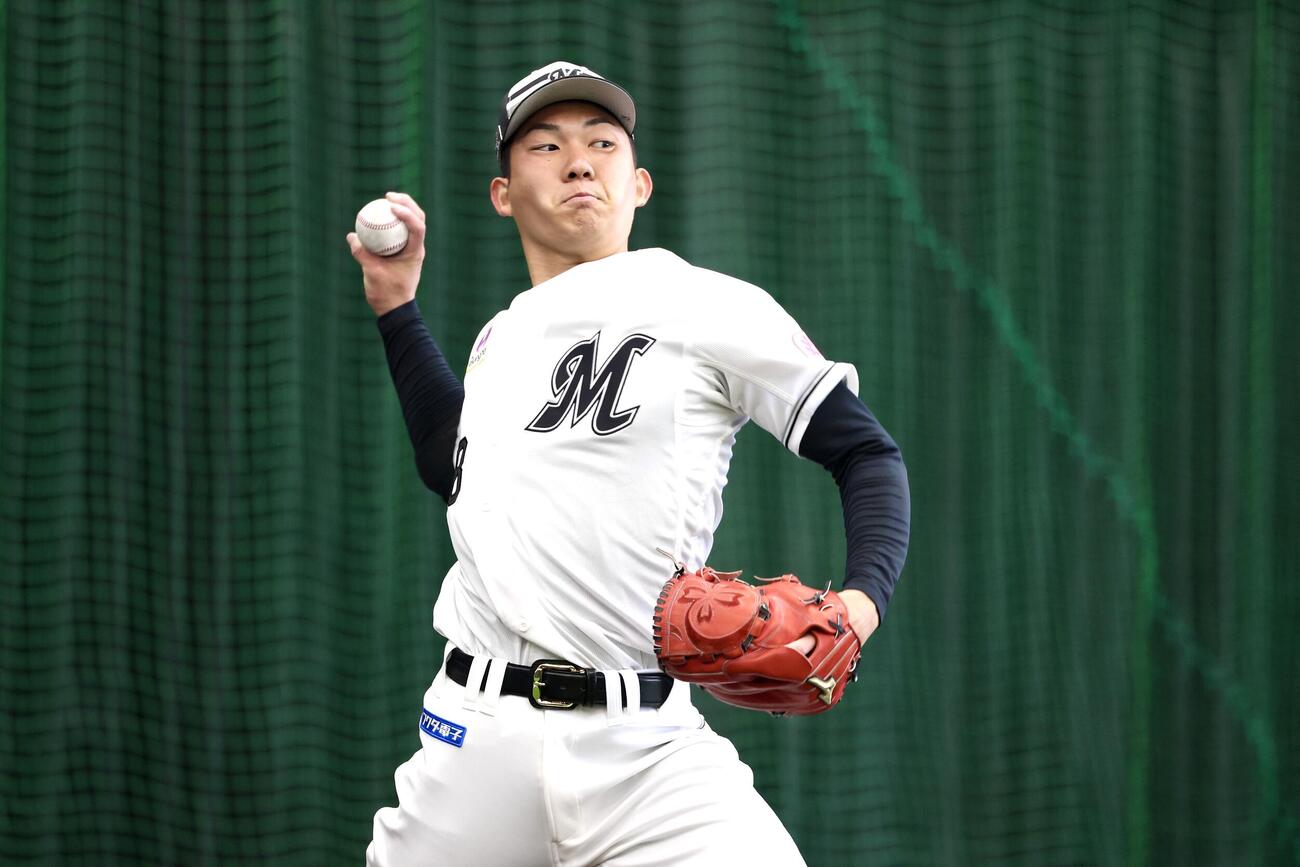 ブルペンで投球するロッテ石垣元（撮影・宮地輝）