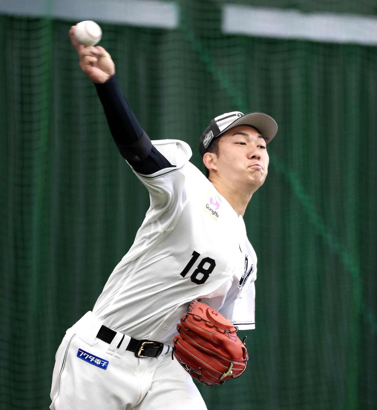 ブルペンで投球するロッテ石垣元（撮影・宮地輝）