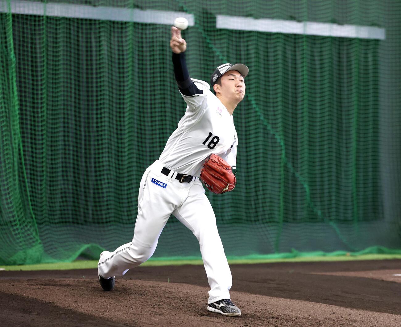 ブルペンで投球するロッテ石垣元（撮影・宮地輝）