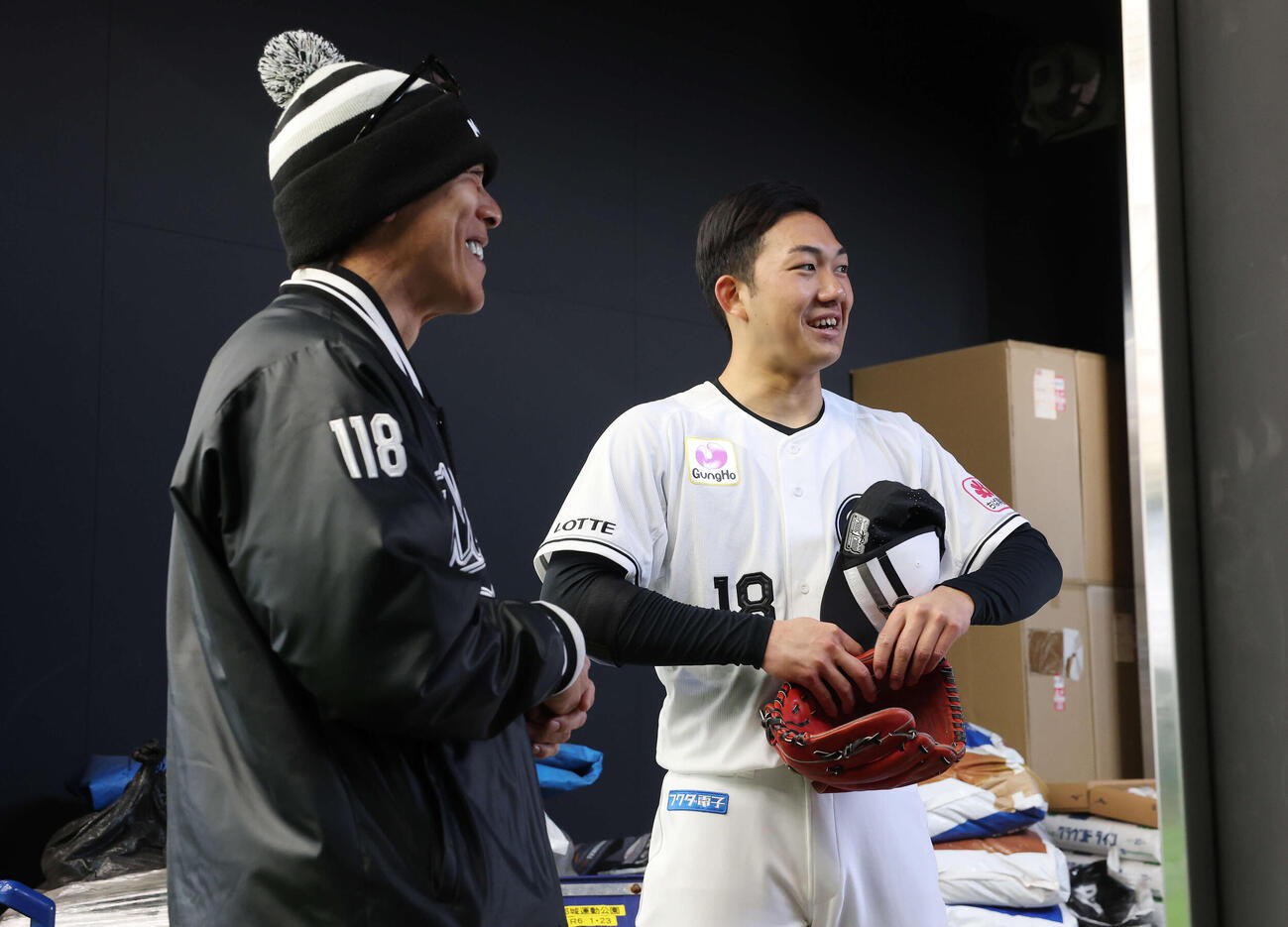 ブルペンでの投球を終えロッテ松井臨時コーチ（左）と笑顔で言葉を交わす石垣元（撮影・宮地輝）