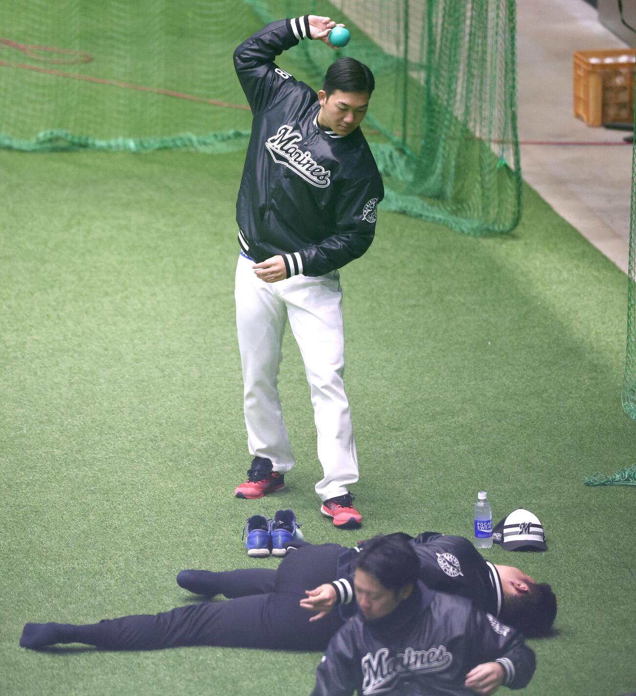 ロッテ冨士（下）とじゃれ合う石垣元（撮影・宮地輝）
