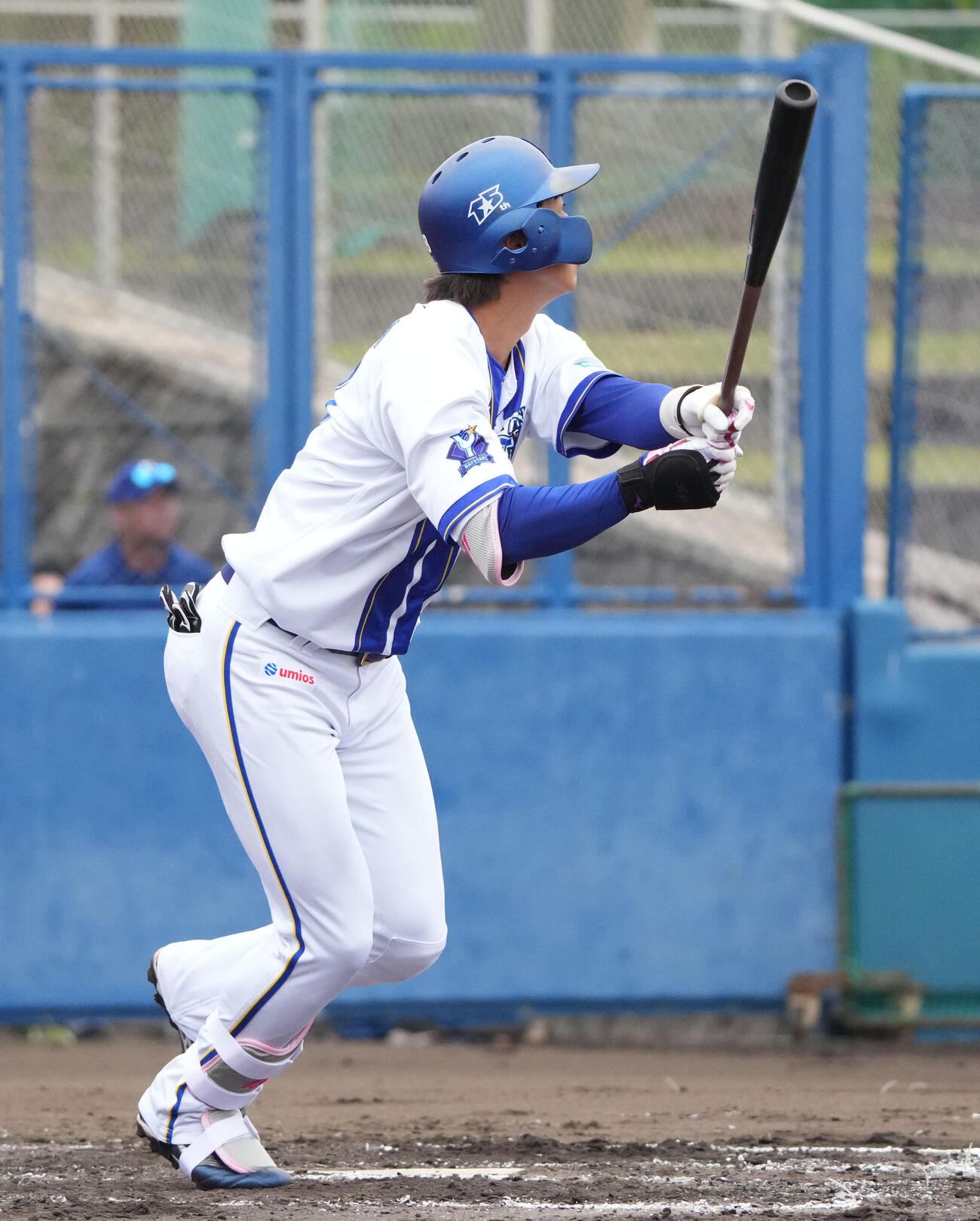 練習試合DeNA対中日　2回裏DeNA無死一塁、左中間へ2点本塁打を放つ梶原昂希（撮影・森本幸一）