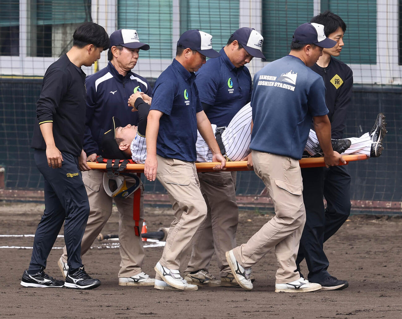 紅組対白組で負傷した石井は担架で運ばれる（撮影・上田博志）