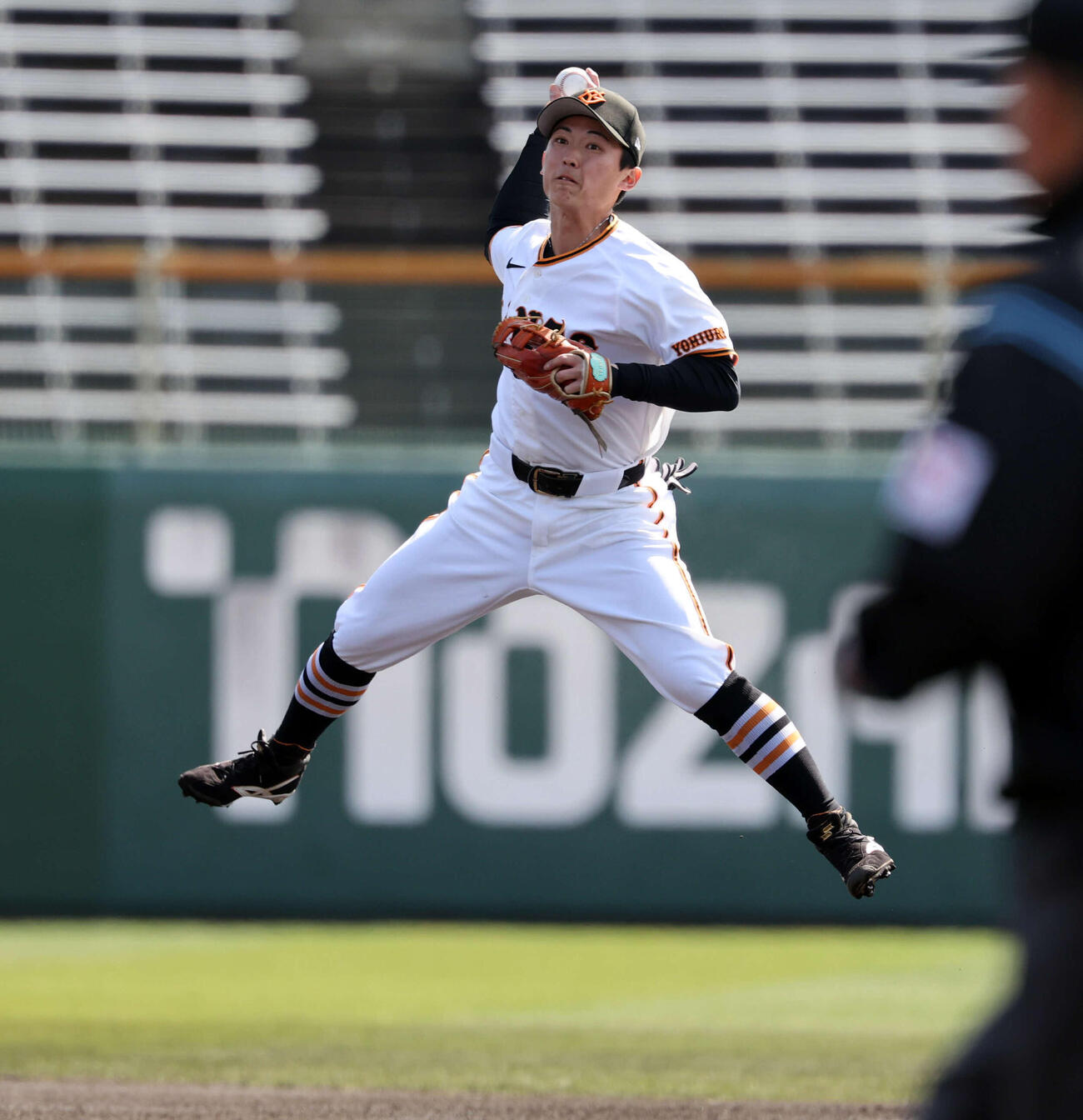 巨人紅白戦　1回表紅組1死、佐々木の打球を好捕好送球する浦田（撮影・浅見桂子）