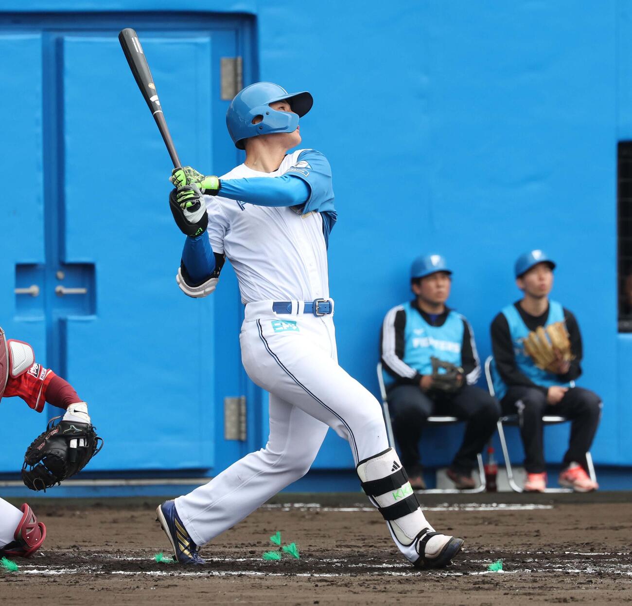 日本ハム対楽天　2回裏日本ハム1死、中越え本塁打を放つ清宮幸（撮影・黒川智章）