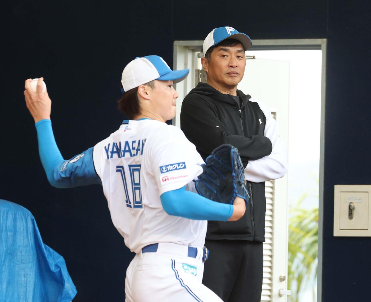 山崎の投球を見守る山本臨時投手コーチ（撮影・黒川智章）