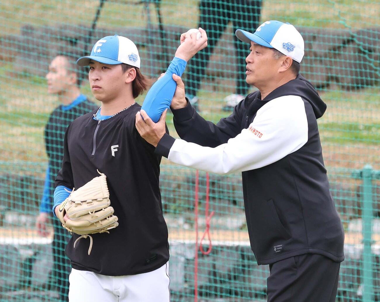 細野を指導する山本臨時投手コーチ（撮影・黒川智章）