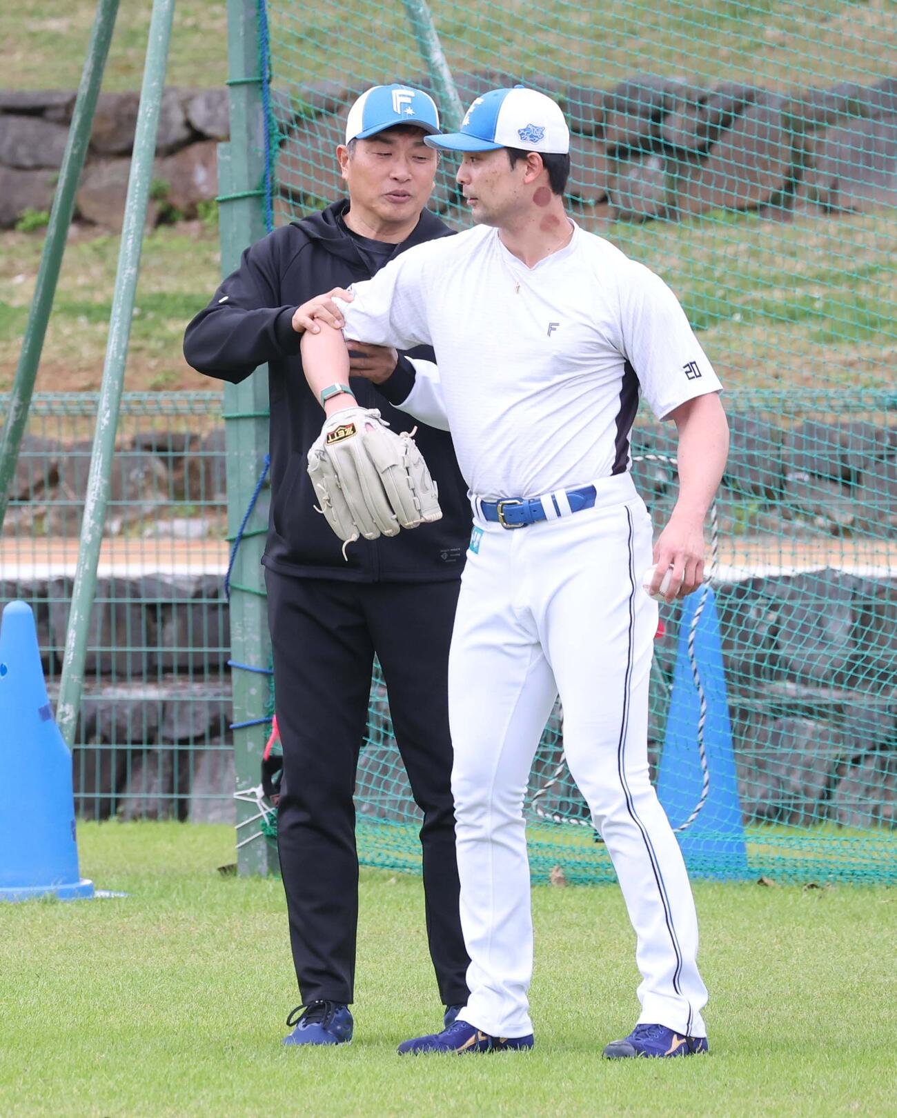 上原を指導する山本臨時投手コーチ（撮影・黒川智章）