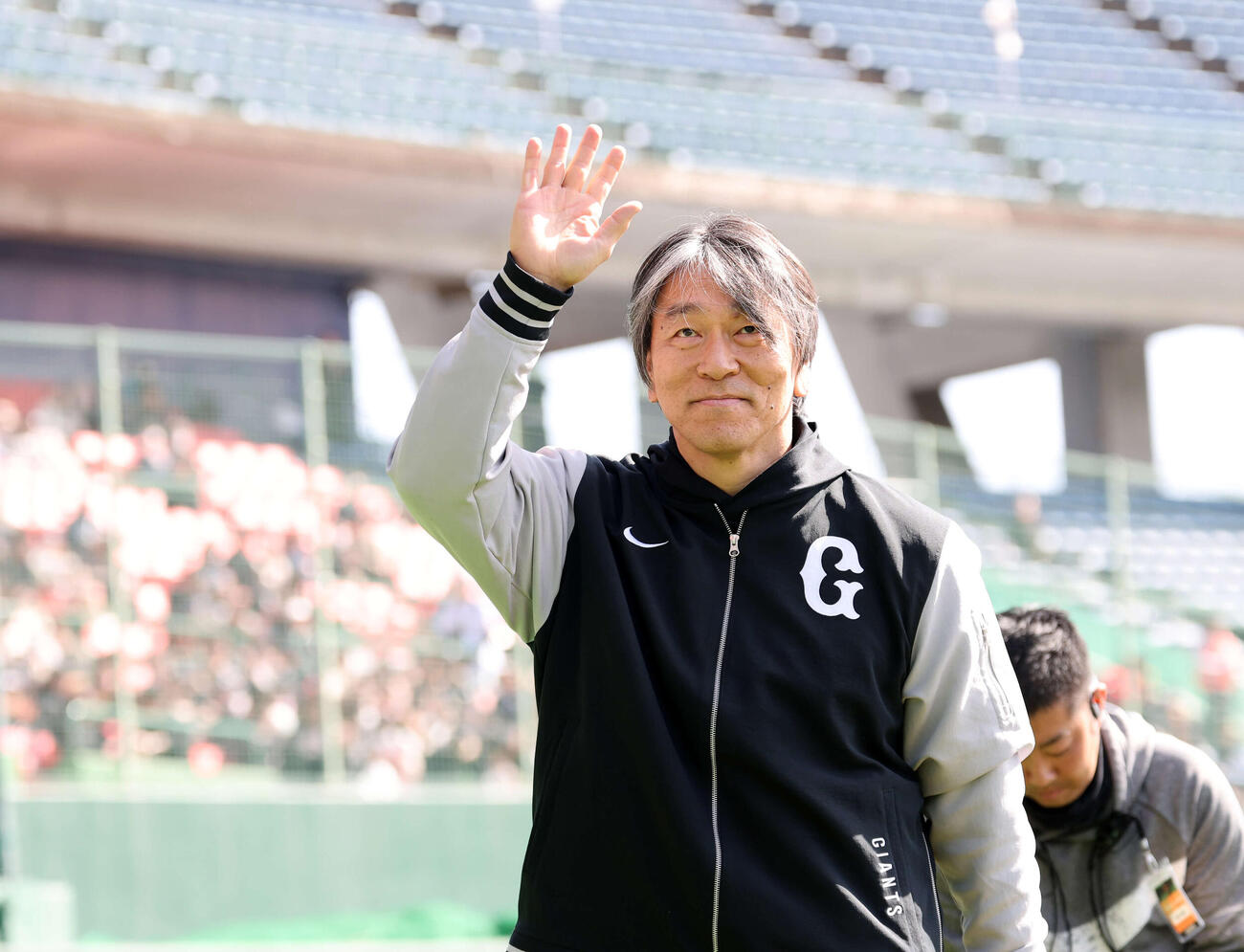 巨人の紅白戦の前、スタンドのファンにあいさつする松井臨時コーチ（撮影・浅見桂子）