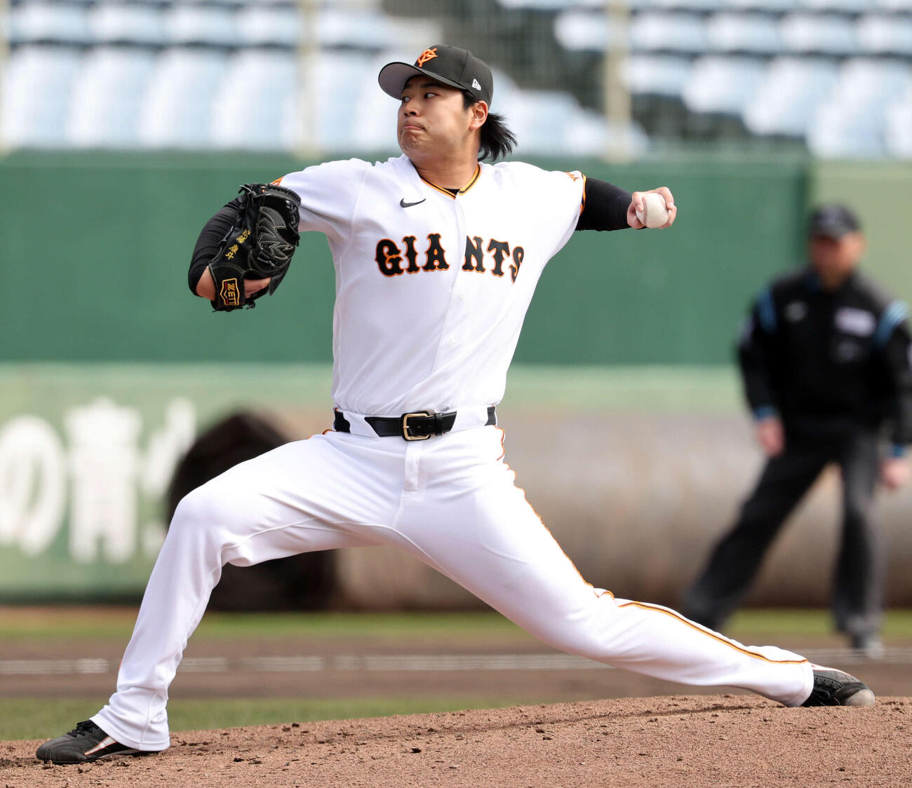 巨人紅白戦　5回表紅組の攻撃で登板した松浦（撮影・浅見桂子）