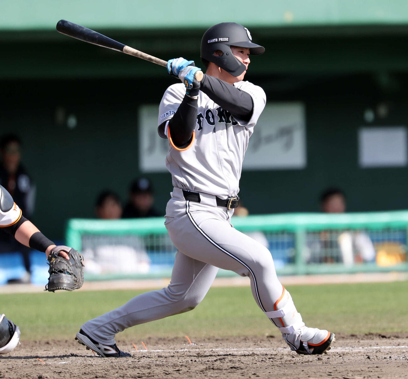 巨人紅白戦　7回表紅組1死一塁、皆川は右前打を放つ（撮影・浅見桂子）