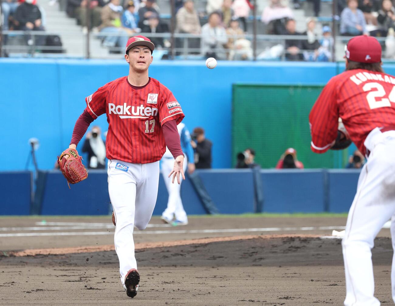 日本ハム対楽天　2回裏日本ハム2死一塁、奈良間を投ゴロに抑える古謝（撮影・黒川智章）
