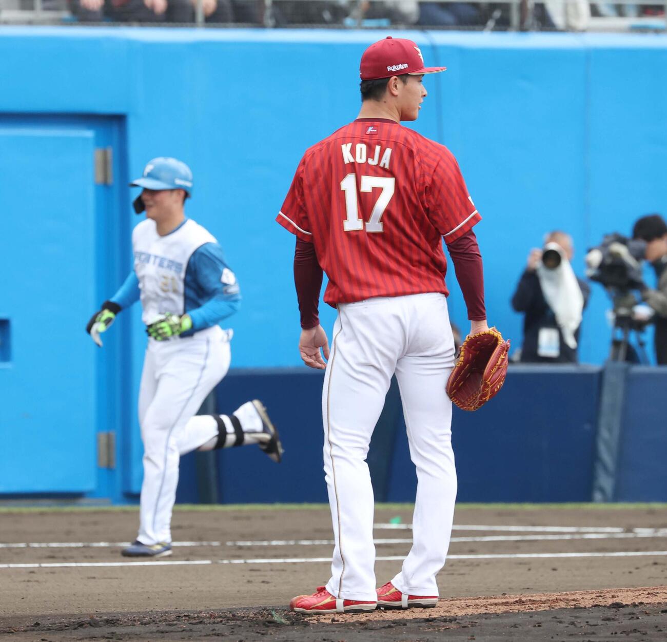 日本ハム対楽天　2回裏日本ハム1死、清宮幸に本塁打を浴びる古謝（撮影・黒川智章）
