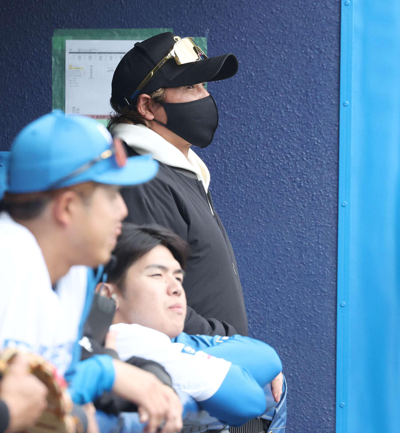 日本ハム対楽天　試合を見つめる新庄監督（撮影・黒川智章）