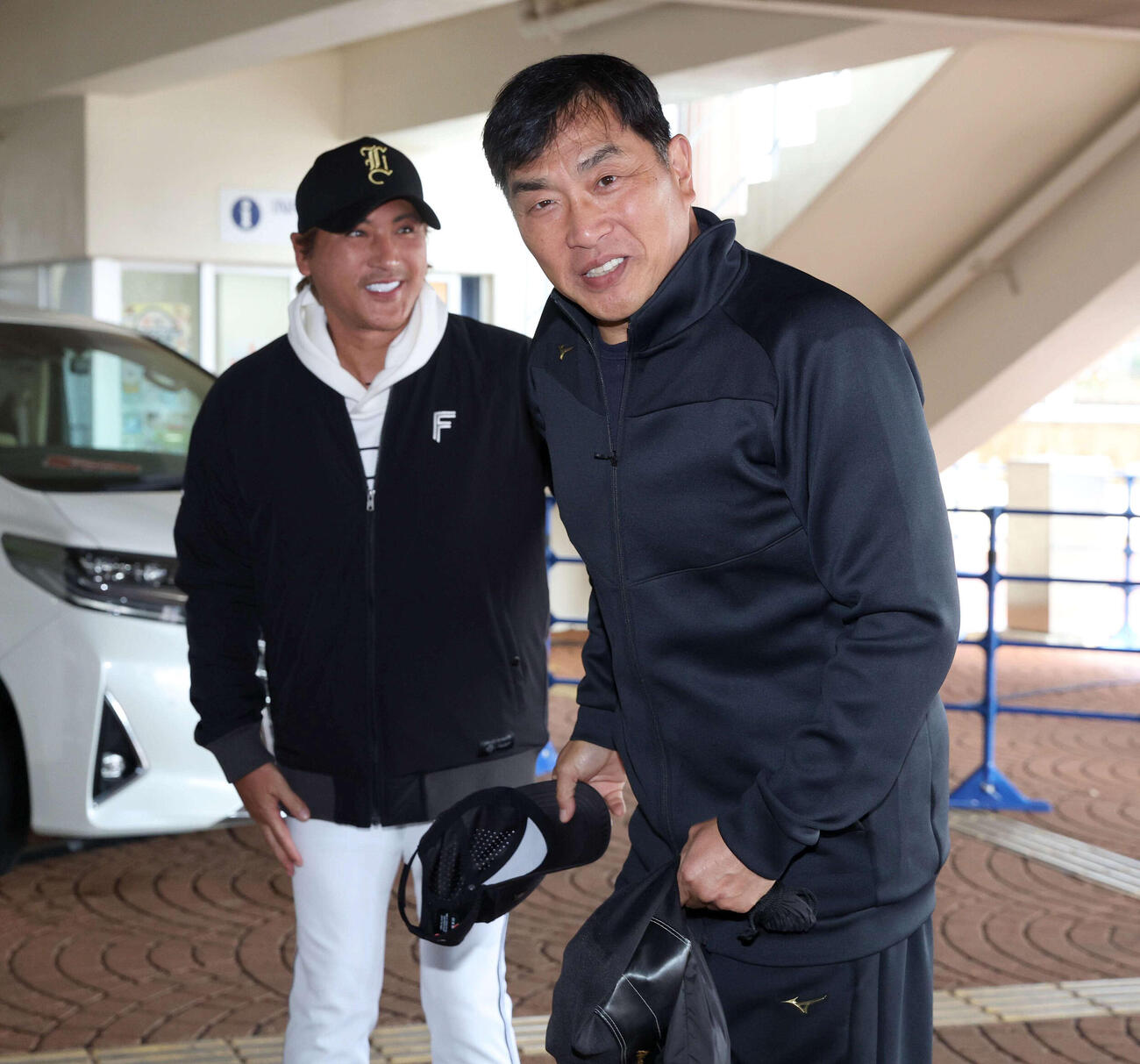 臨時投手コーチの山本氏を出迎える新庄監督（撮影・黒川智章）