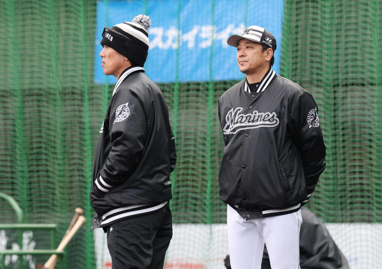 ライブBPを見守るロッテ松井臨時コーチ（左）とサブロー監督（撮影・宮地輝）