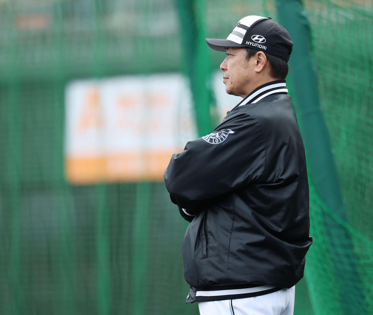 ライブBPを見守るロッテのサブロー監督（撮影・宮地輝）