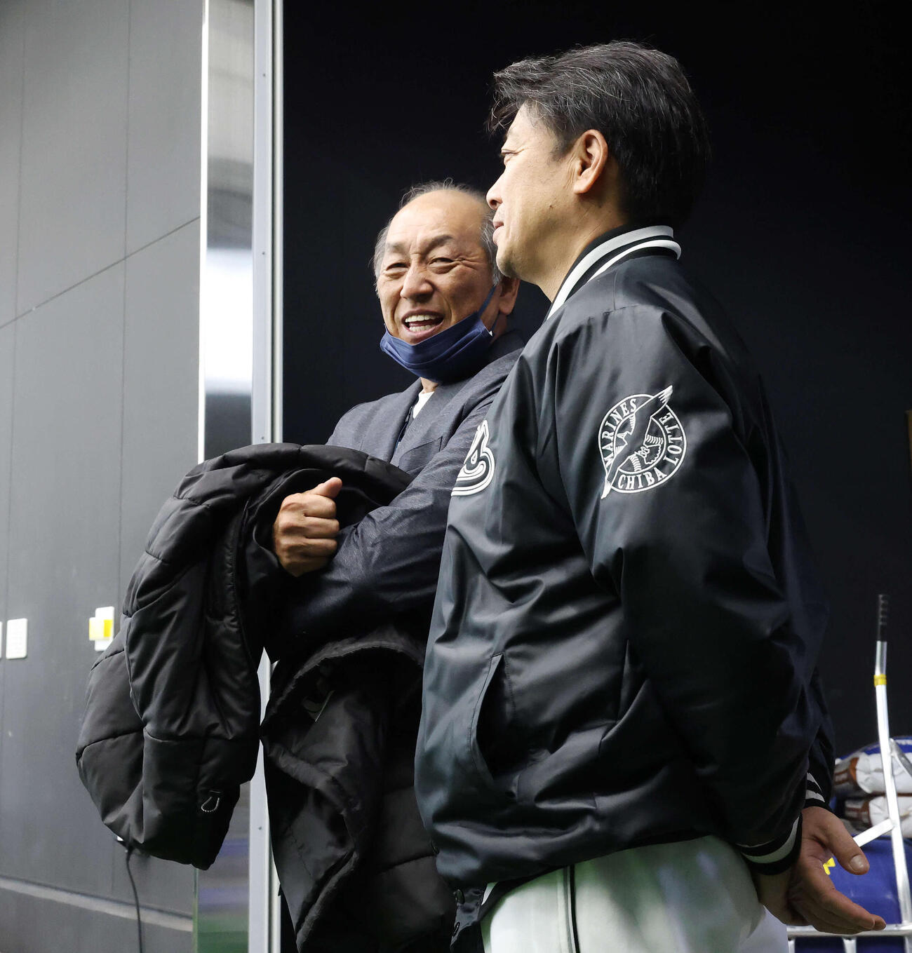 ロッテのサブロー監督（右）と談笑する日刊スポーツ客員評論家の渡辺久信氏（撮影・宮地輝）