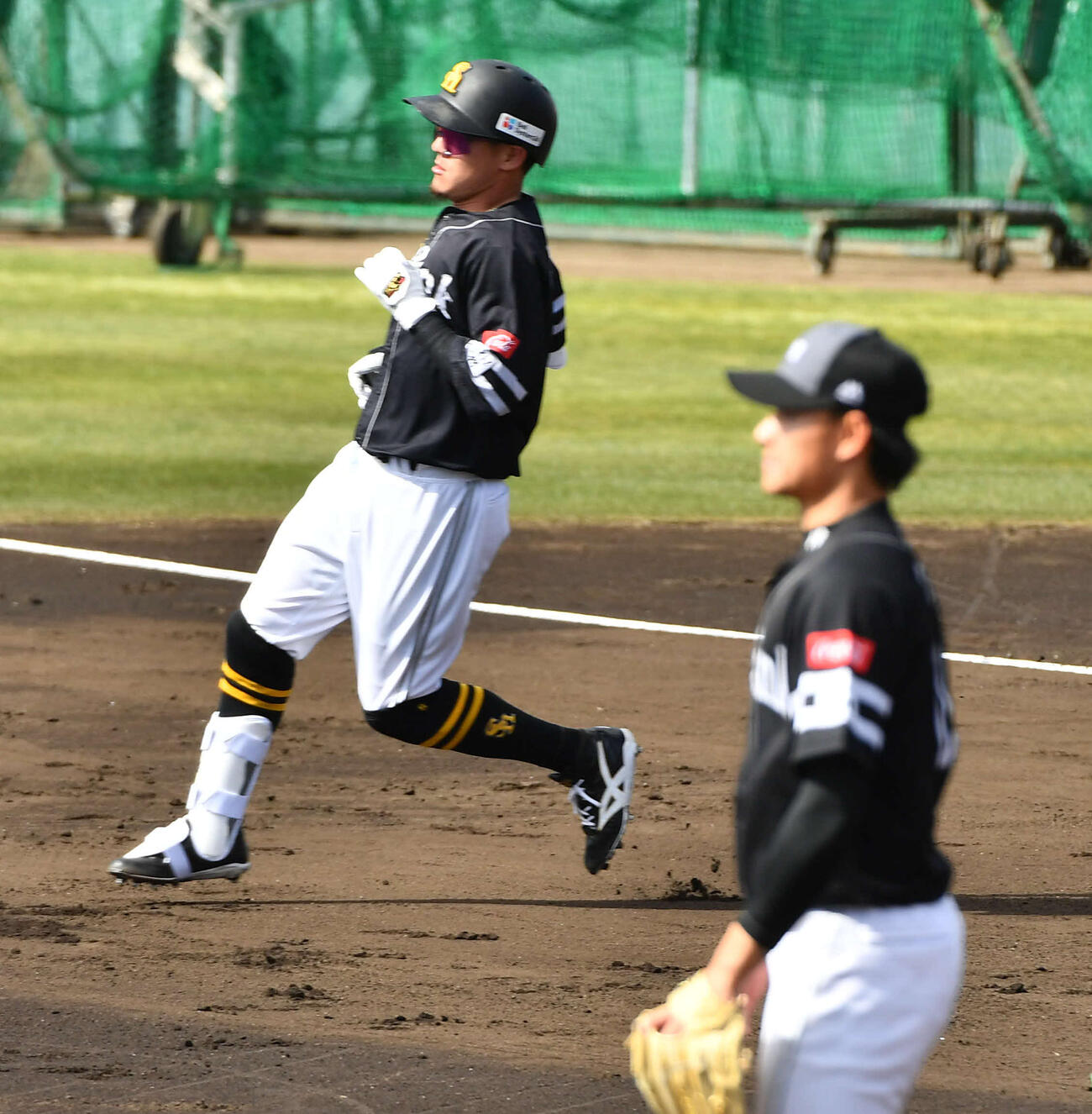 ライブBPで徐（右）から安打を放つソフトバンク牧原大（撮影・岩下翔太）