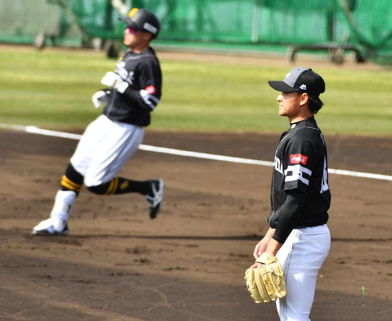 ライブBPで牧原大（左）に安打を打たれたソフトバンク徐（撮影・岩下翔太）