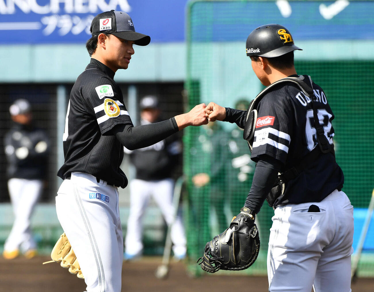 ライブBPの登板を終え、海野（右）とグータッチを交わすソフトバンク徐（撮影・岩下翔太）